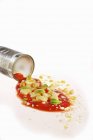Vista close-up de Gnocchi com molho de tomate e manjericão saindo de uma lata — Fotografia de Stock