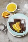 Schokoladenpfannkuchen mit Orangensoße — Stockfoto