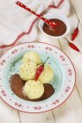 Closeup view of Quark dumplings with chilli and chocolate sauce — Stock Photo