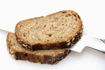 Fette di pane a grani multipli — Foto stock