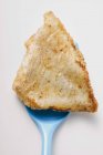 Filé de peixe frito na espátula azul — Fotografia de Stock