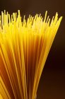 Кучка сырых спагетти — стоковое фото
