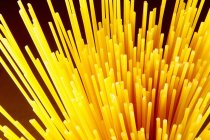 Кучка сырых спагетти — стоковое фото