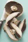 Fresh Portobello mushrooms with slices — Stock Photo