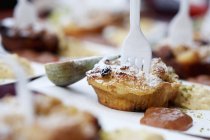 Muffin with icing sugar and figs — Stock Photo