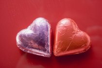 Chocolates em forma de coração em folha — Fotografia de Stock