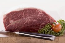 Frisches Rindfleisch auf Holzhackbrett — Stockfoto