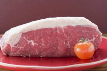 Frisches Rindfleisch und Kirschtomaten — Stockfoto