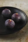 Fresh figs on black plate — Stock Photo