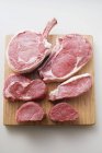Varios cortes de carne cruda - foto de stock