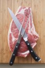Frisches Rindfleisch hacken mit Messer — Stockfoto