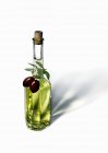 Оливкова олія пляшку з чорними оливками — стокове фото