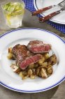 Steak de boeuf aux champignons — Photo de stock