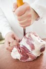 М'ясний ріжучий шматок баранини — стокове фото
