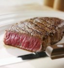 Steak d'aloyau rare — Photo de stock