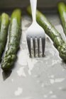Espárragos verdes asados con tenedor - foto de stock