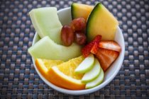 Closeup view of fresh fruit slices in bowl — Stock Photo