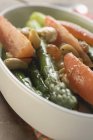 Légumes rôtis dans un plat de cuisson blanc — Photo de stock