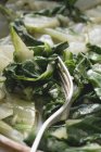 Bietola verde grezza con forchetta — Foto stock