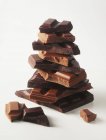 Стопка темних шматочків шоколаду — стокове фото