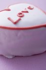 Rosafarbener herzförmiger Kuchen — Stockfoto