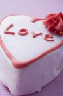 Розовый пирог в форме сердца — стоковое фото