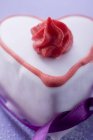 Bolo rosa em forma de coração — Fotografia de Stock