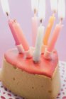 Pequeño pastel de cumpleaños - foto de stock