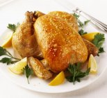 Целый жареный цыпленок с кунжутом — стоковое фото