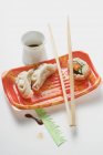 Maki sushi, wontons and soy sauce — Stock Photo
