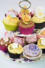 Cupcakes decorated with icing flowers — Stock Photo