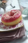 Donut mit rosa Zuckerguss verziert — Stockfoto