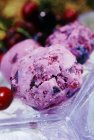 Ложки вишневого морозива — стокове фото