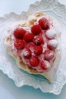 Heart-shaped meringue with cream — Stock Photo