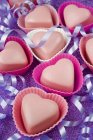 Chocolates em forma de coração em coberturas de bolo — Fotografia de Stock
