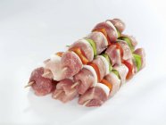 Vários kebabs de carne — Fotografia de Stock