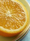 Половина свежего апельсина — стоковое фото