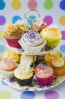 Cupcakes decorated with icing flowers — Stock Photo