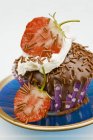 Cupcake com morango fresco reduzido para metade — Fotografia de Stock