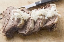Geschnittenes gekochtes Rindfleisch mit Meerrettich — Stockfoto