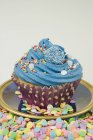Cupcake decorado com polvilhas e doces — Fotografia de Stock
