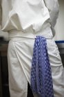 Vista traseira cortada de um chef com uma toalha de chá pendurada em seu avental — Fotografia de Stock