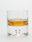 Glas Whisky mit Eiswürfel — Stockfoto