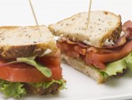 Сэндвич с салатом и помидорами — стоковое фото