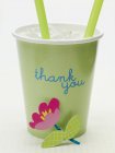 Крупним планом вид крижаної води в чашці зі словами Дякую і квітка — стокове фото