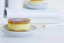 Gâteau au fromage cupcake avec glaçure abricot — Photo de stock