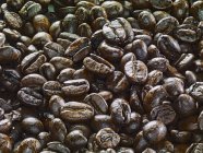 Granos de café enteros tostados franceses - foto de stock