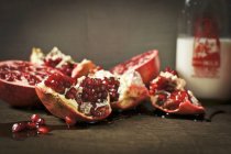 Frisch geschnittener Granatapfel — Stockfoto