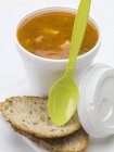 Sopa de tomate y verduras en taza de poliestireno - foto de stock