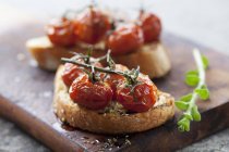 Crostini with roasted tomatoes — Stock Photo